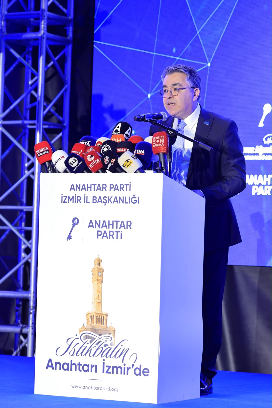 Kürsüde Basın Mikrofonları