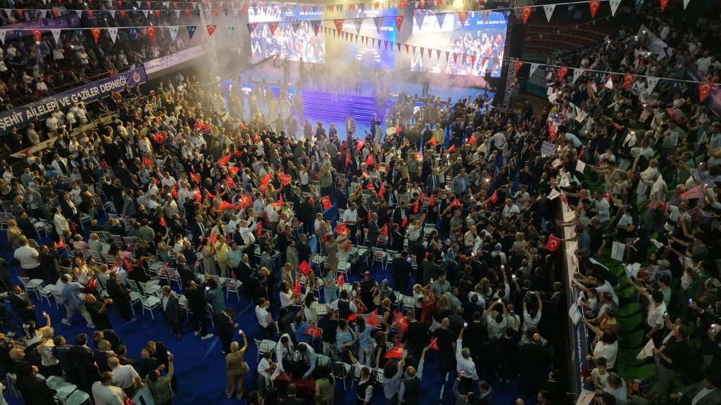 Bayraklarla Salon Atmosferi