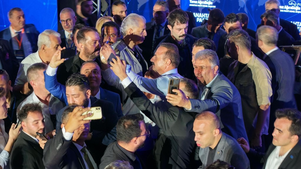 Sahne Önünde Selfie Kalabalığı