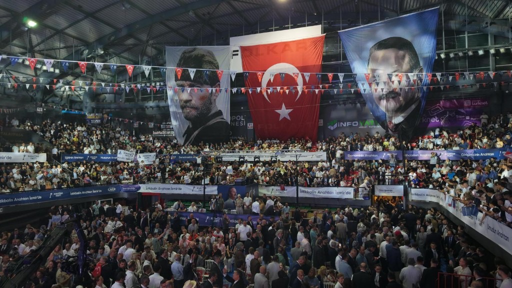 Karşıyaka Salonu ve Pankartlar