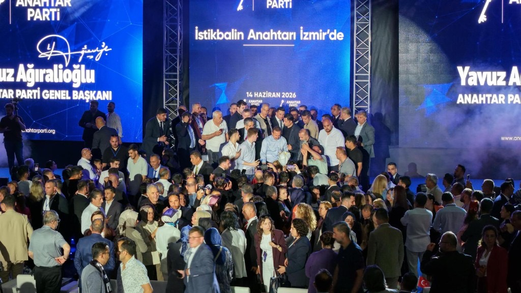 Sahne Önünde Yoğun Katılım